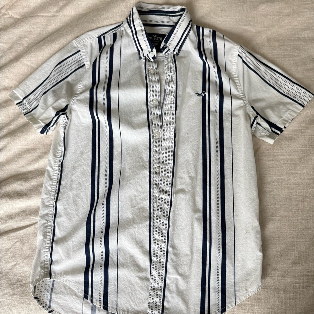 Hollister Men's Casual White and Navy Striped Shirt
